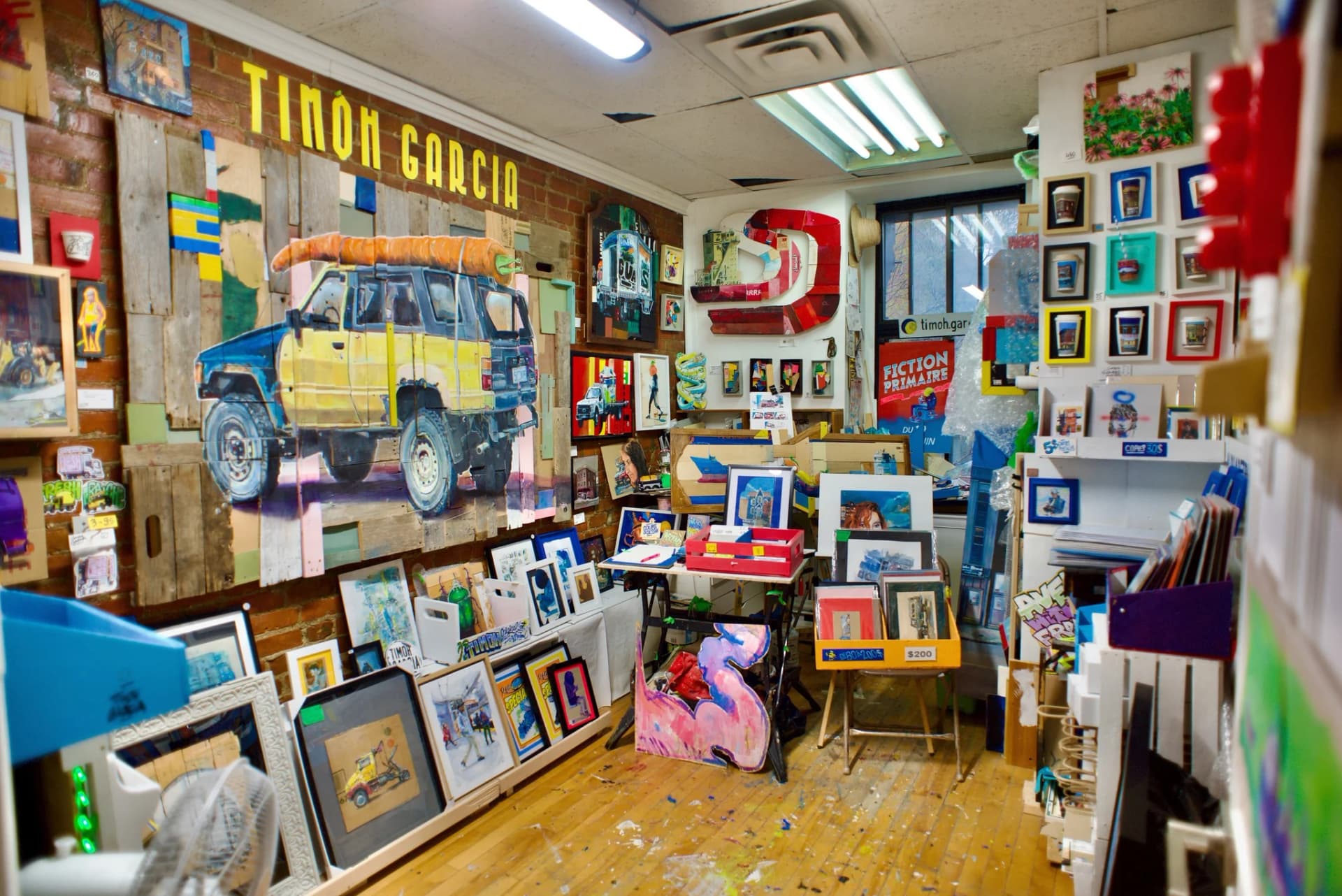 Œuvres colorées exposées dans la Galerie L'Original de la rue Saint-Denis à Montréal