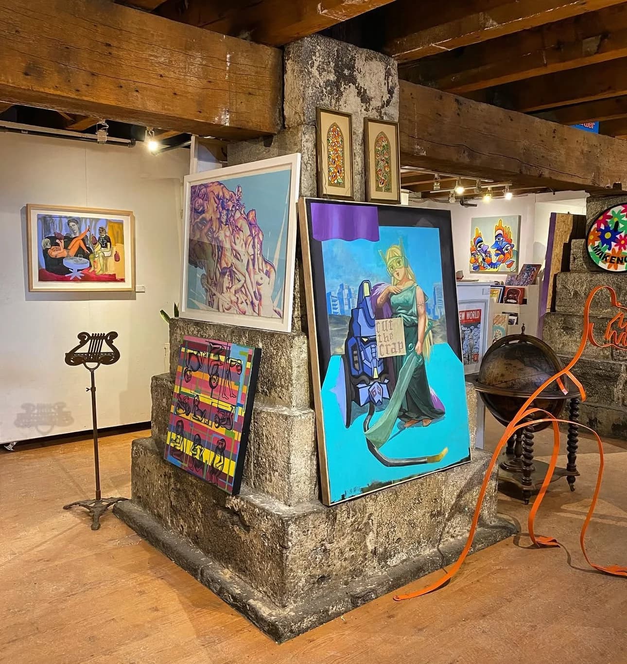 Peintures et sculptures exposées dans la Galerie L'Original de la rue Saint-Paul à Montréal